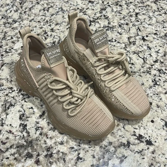 Steve Madden Maxima Sneakers Gold + Rhinestones Brand New Size 6M - Picture 1 of 7